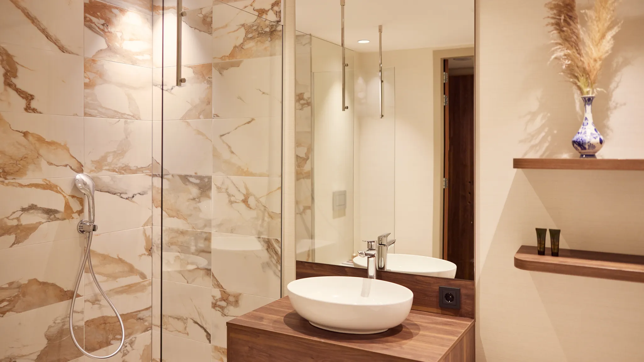 Badezimmer im Deluxe-Zimmer