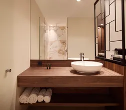 Badezimmer Deluxe-Vierbettzimmer