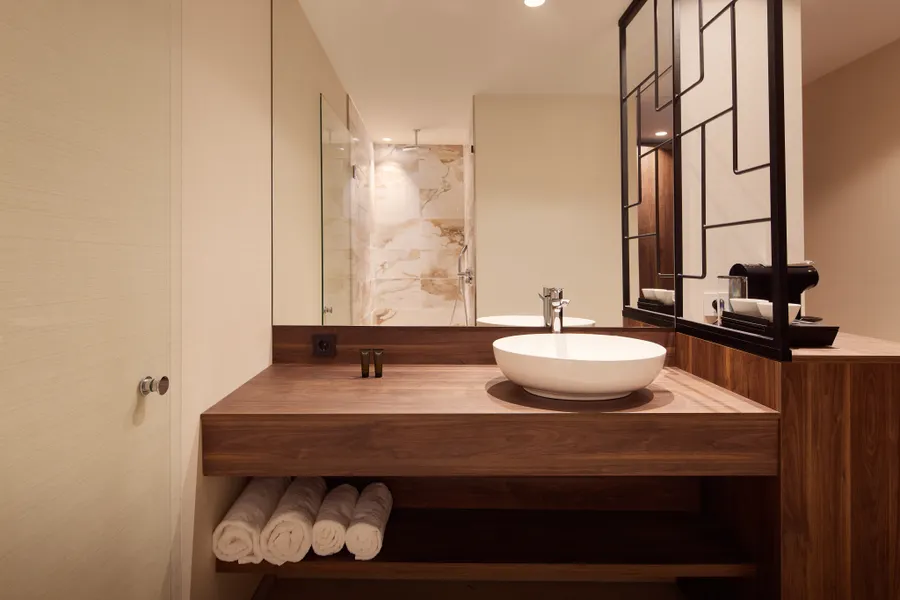 Bathroom Deluxe four-bed room