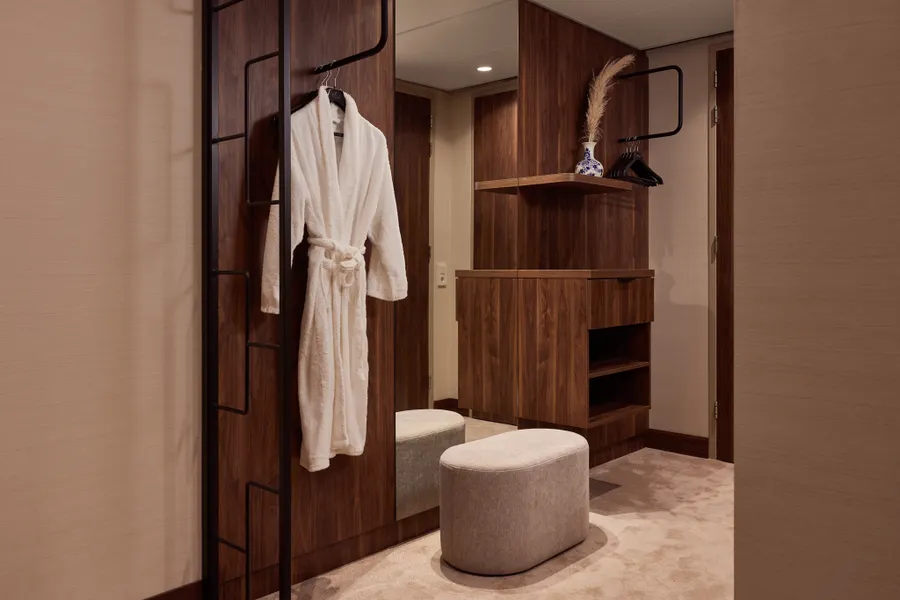 Cabinet wall Deluxe Quadruple room