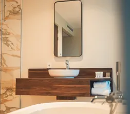 Offenes Badezimmer mith Bad