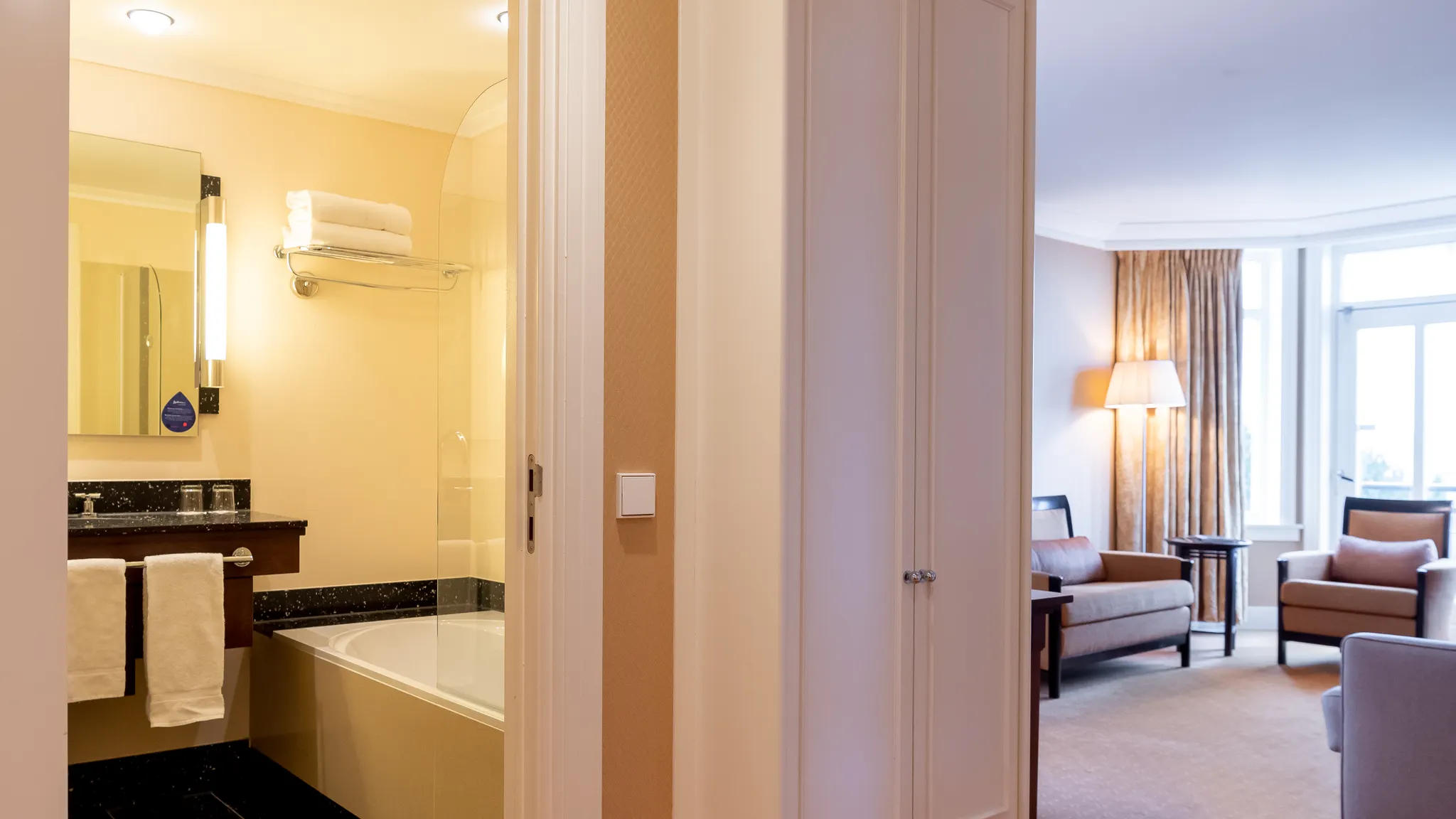 Badkamer en zitgedeelte van de familie kamer