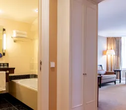 Badkamer en zitgedeelte van de familie kamer