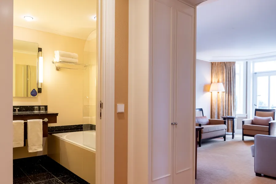 Badkamer en zitgedeelte van de familie kamer