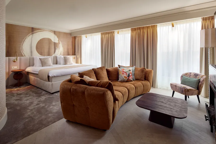 Slaap en zitgedeelte van de Palace Suite met uitkijk op het balkon