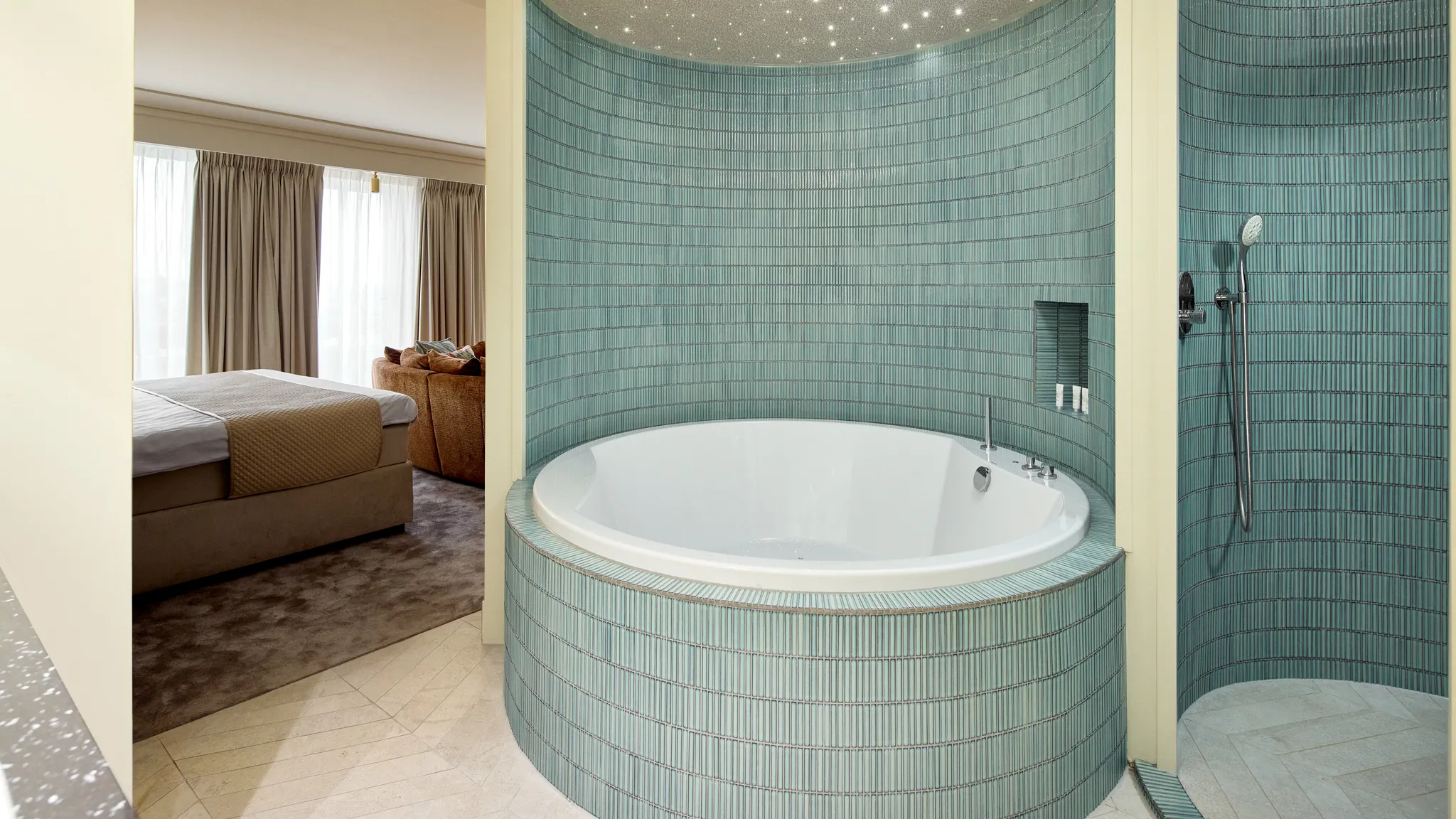 Badezimmer mit Whirlpool, Sternenhimmel und Regendusche in der Palace Suite