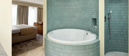 Badezimmer mit Whirlpool, Sternenhimmel und Regendusche in der Palace Suite
