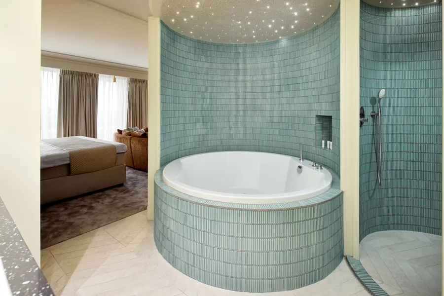 Badkamer met jacuzzi, sterrenhemel en regendouche in de Palace Suite