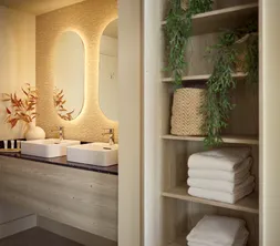 Waschtisch und Vitrine im Badezimmer der Palace Suite
