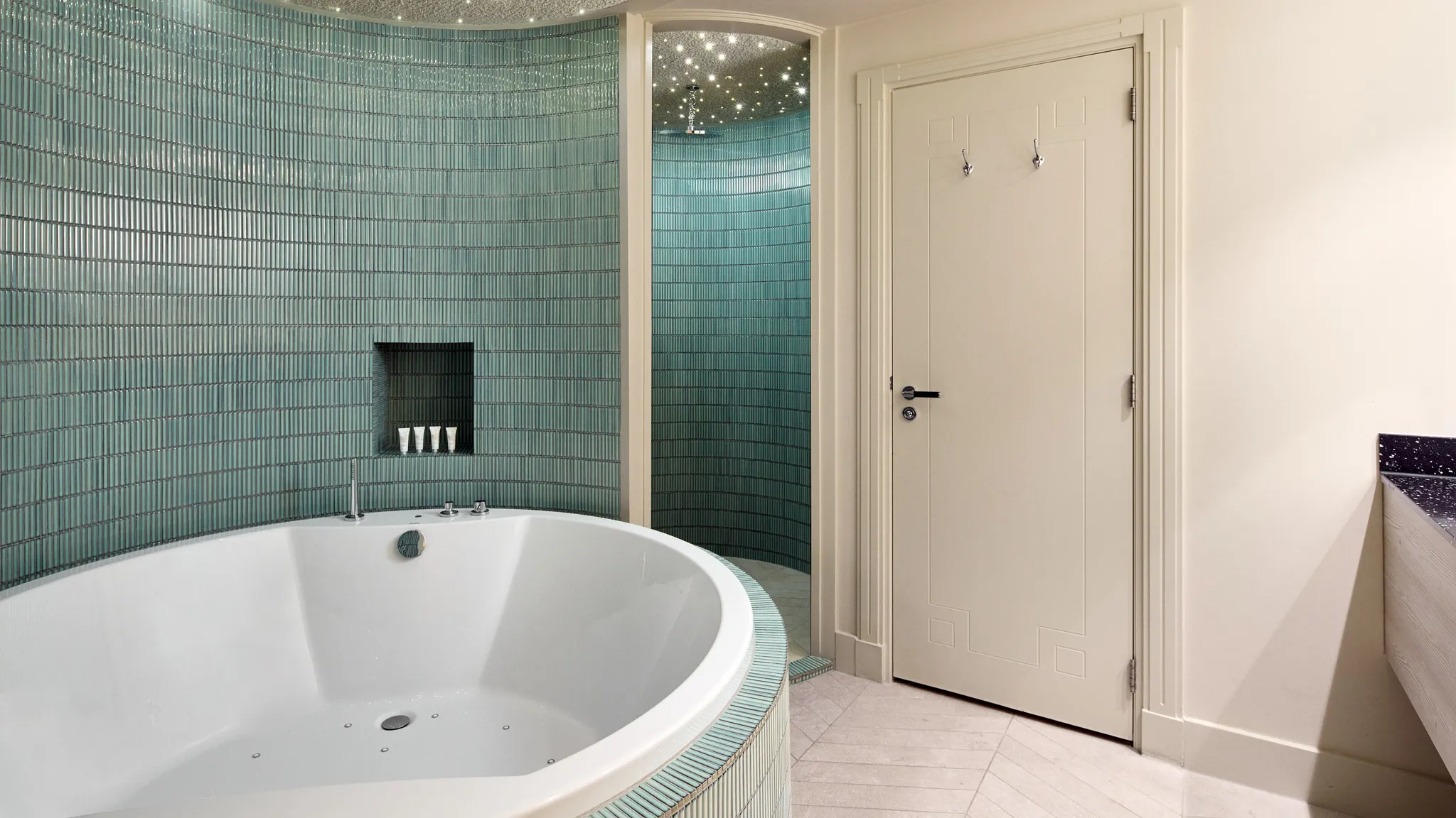 Badezimmer mit Whirlpool, Sternenhimmel und Regendusche in der Palace Suite