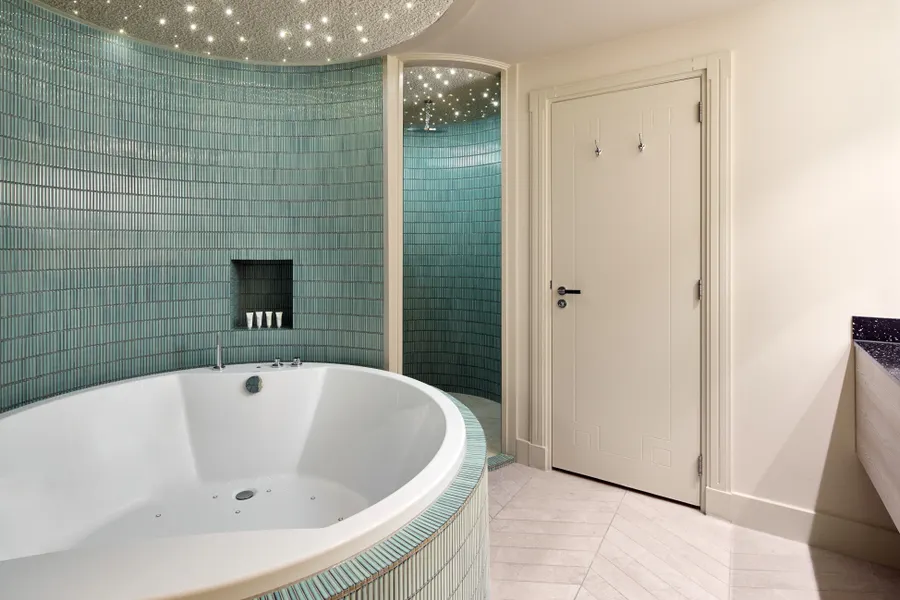 Badkamer met jacuzzi, sterrenhemel en regendouche in de Palace Suite