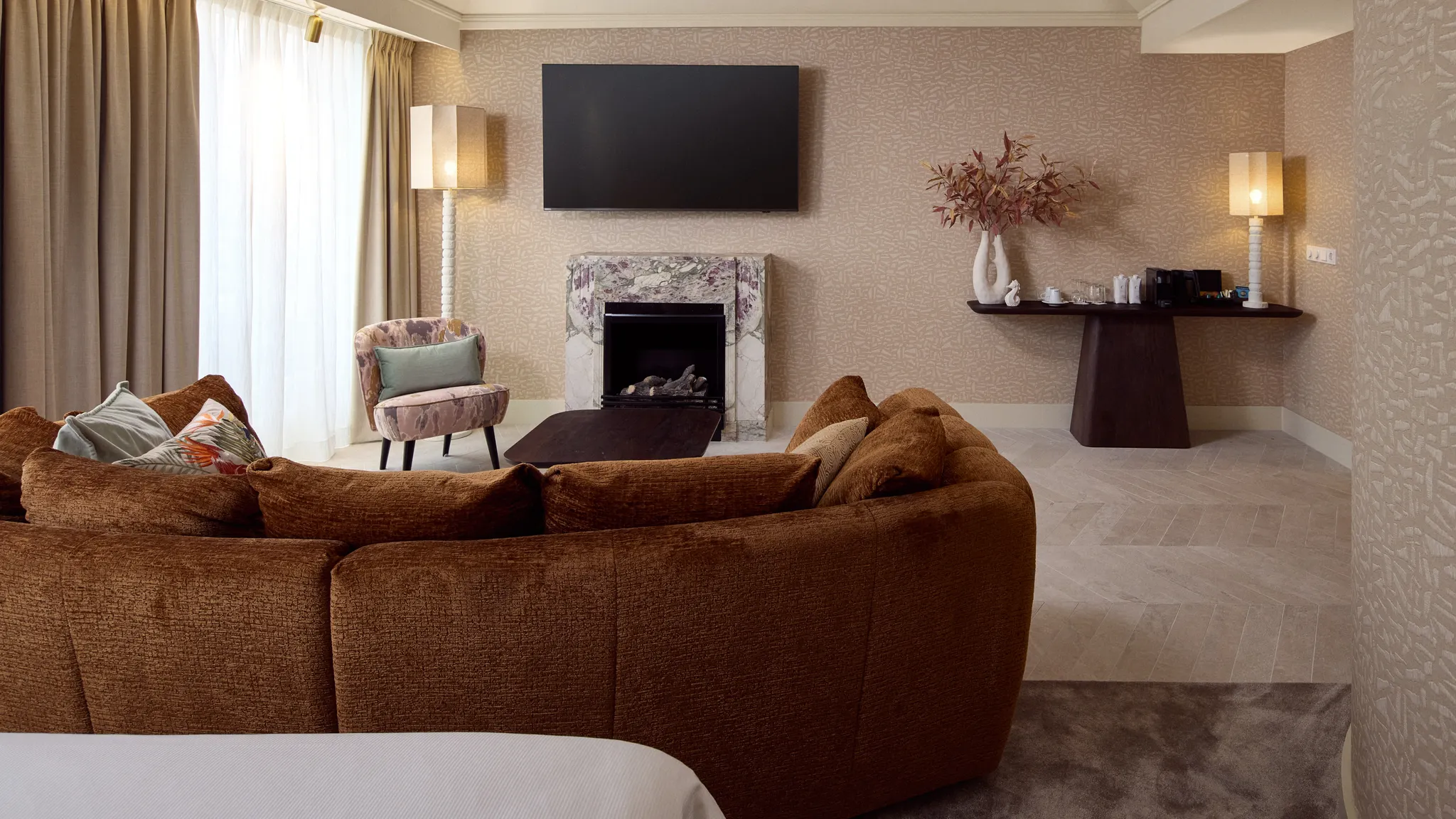 Wohnbereich mit Fernseher der Palace Suite
