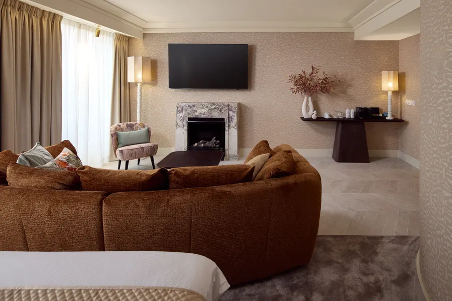 Woonkamergedeelte met tv van de Palace Suite