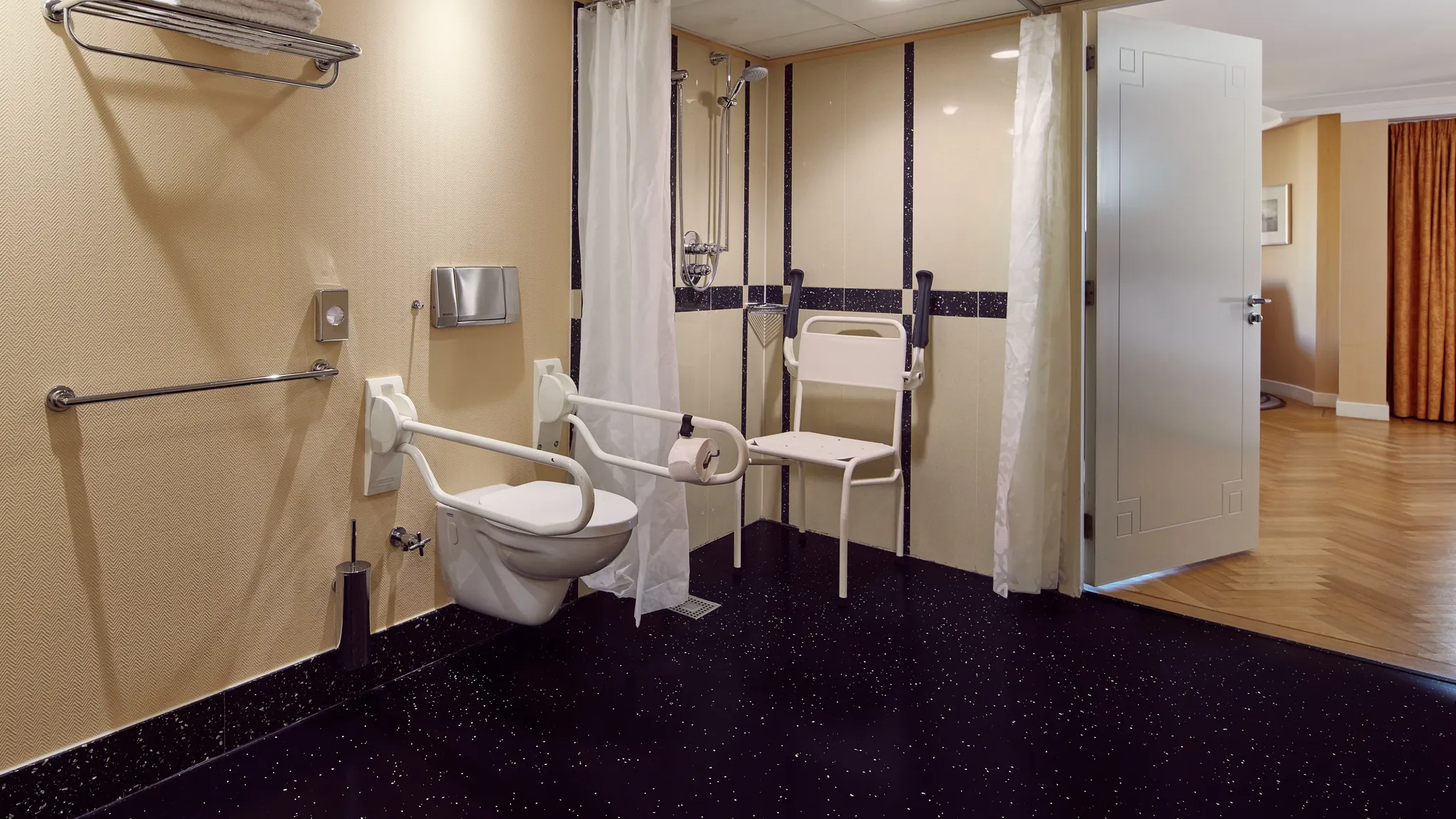 Badkamer van de mindervalide kamer