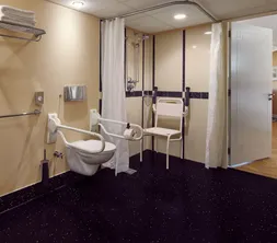 Badkamer van de mindervalide kamer