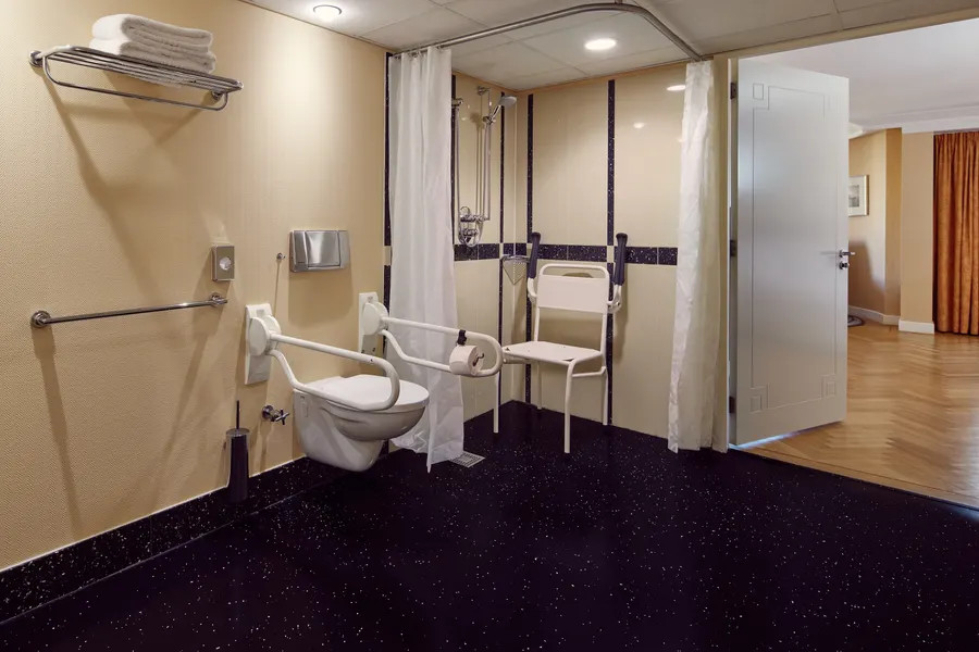 Badkamer van de mindervalide kamer