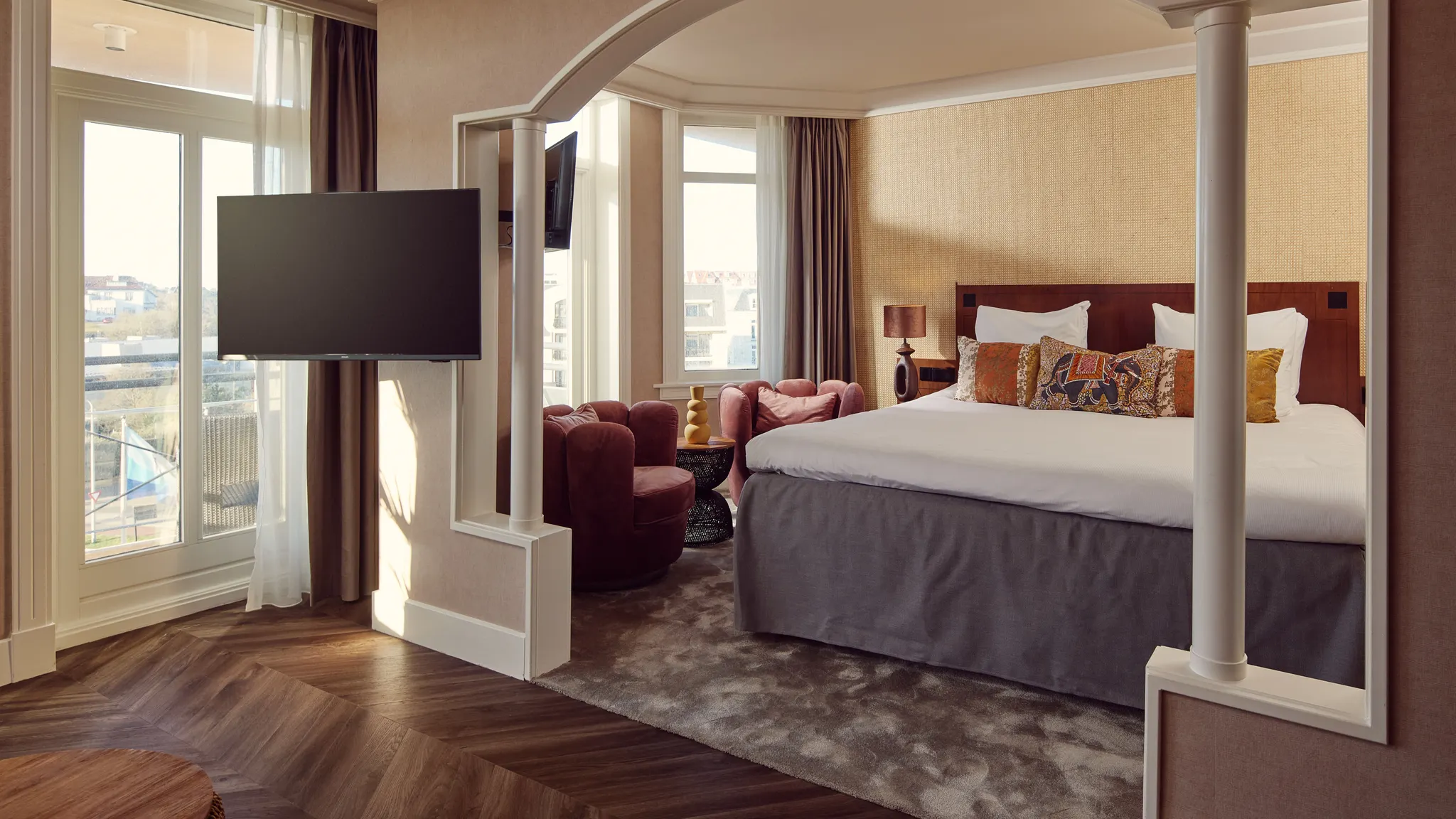 Schlafbereich und Fernseher der Executive-Suite