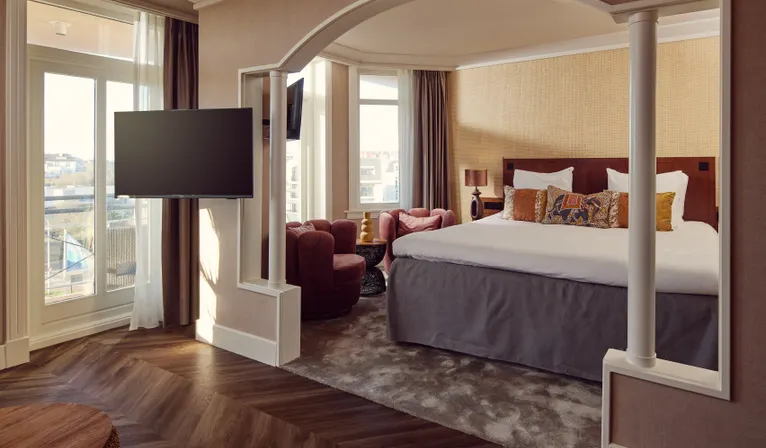 Schlafbereich und Fernseher der Executive-Suite