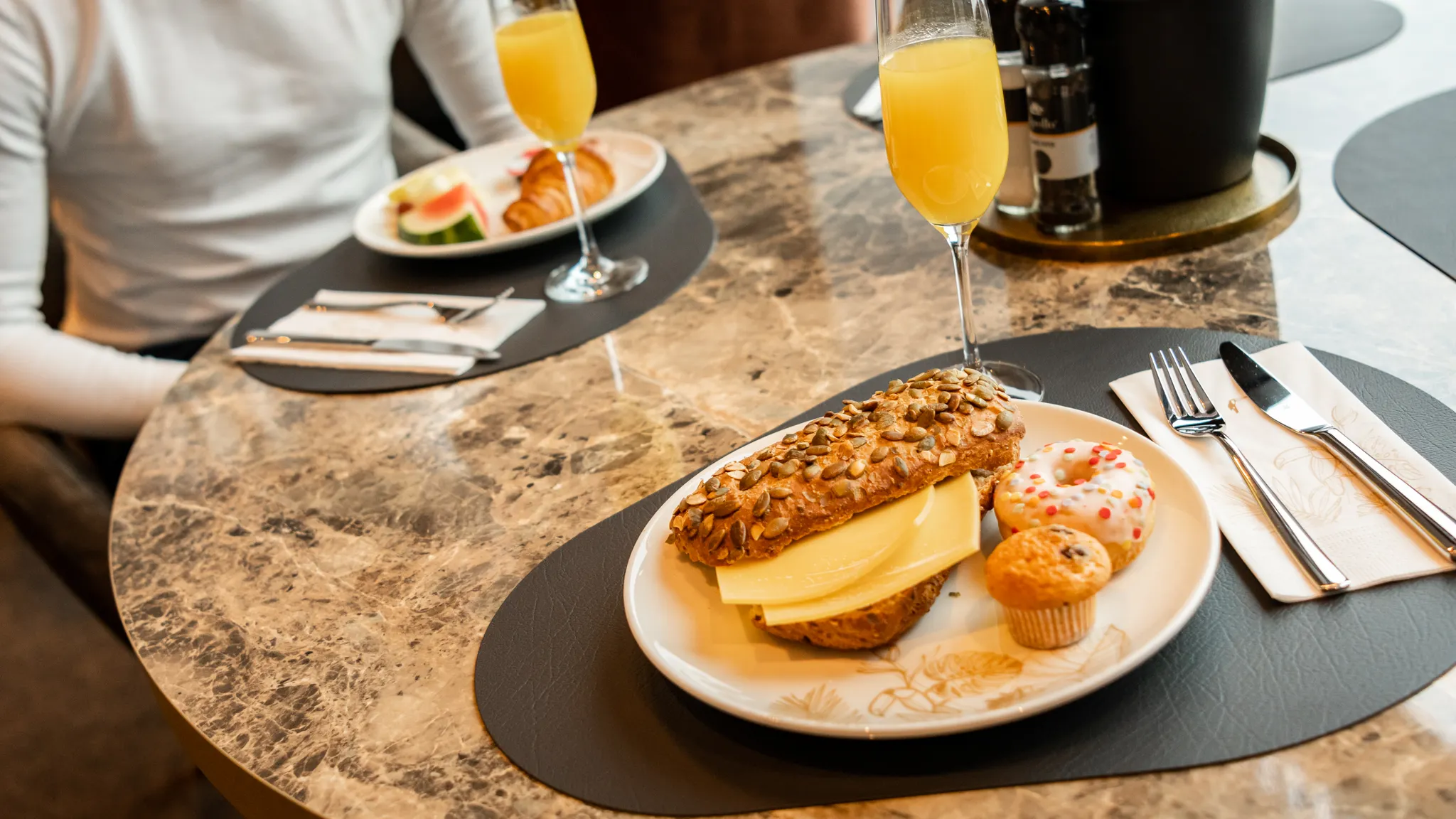 Gevulde ontbijttafel bij Van der Valk Hotel Gorinchem-A15
