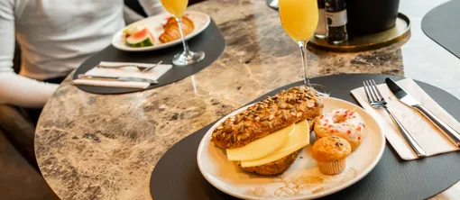Gevulde ontbijttafel bij Van der Valk Hotel Gorinchem-A15