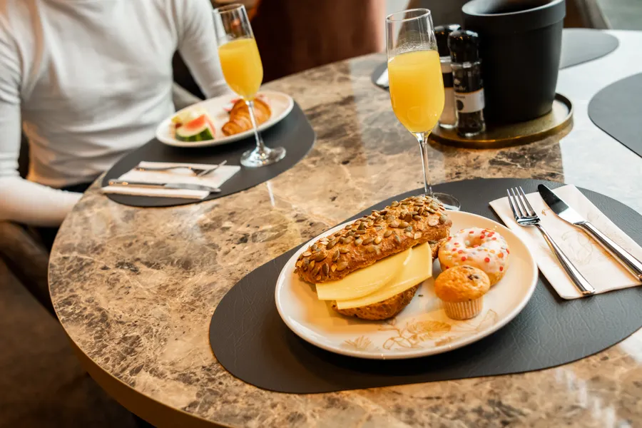 Gevulde ontbijttafel bij Van der Valk Hotel Gorinchem-A15