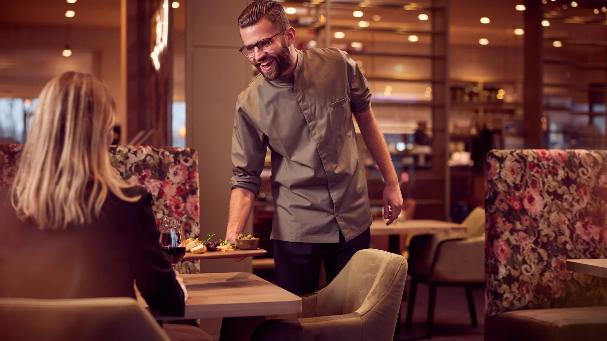 Heerlijk gerecht uitgeserveerd door de chef in Restaurant LoeV