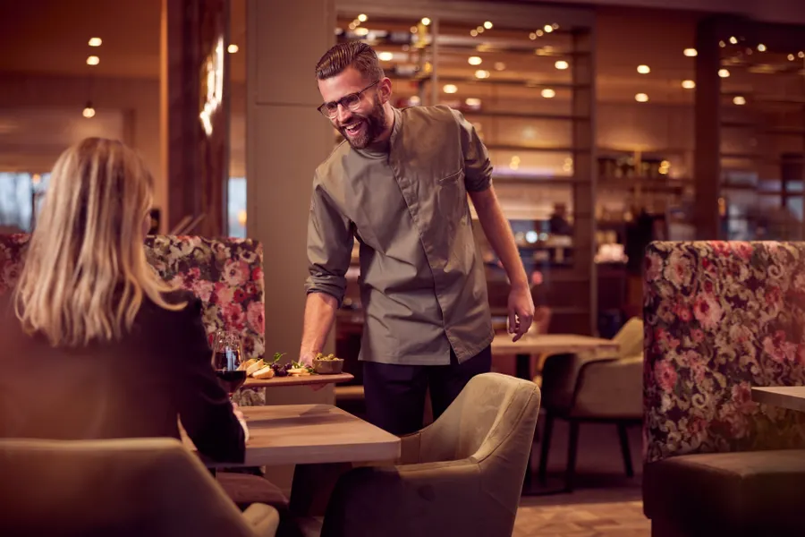 Heerlijk gerecht uitgeserveerd door de chef in Restaurant LoeV