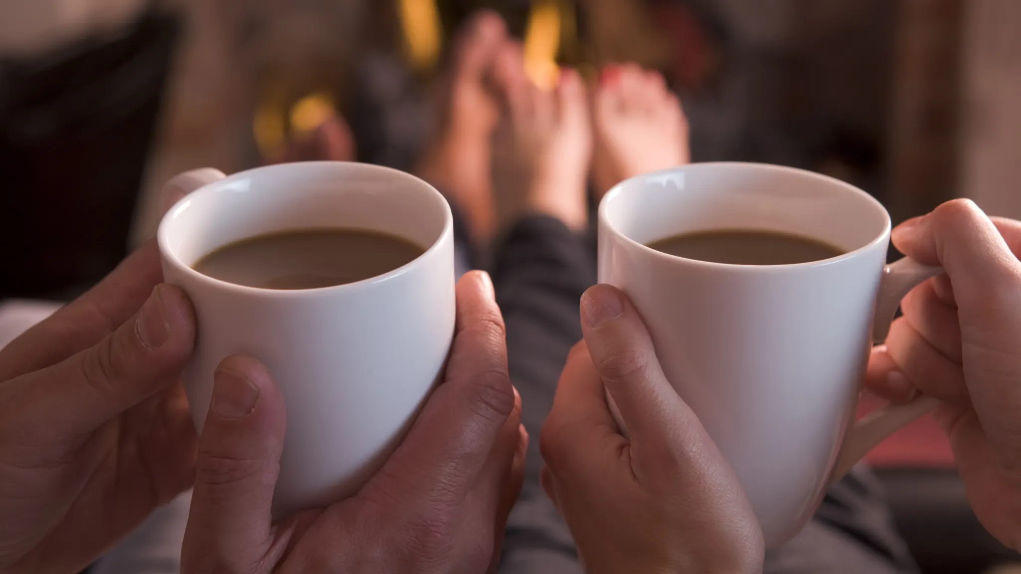 Ich trinke eine Tasse heiße Schokolade am Kamin.