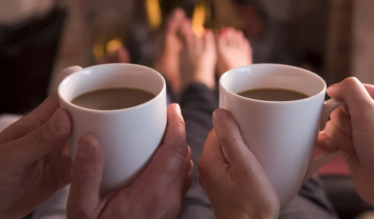 Ich trinke eine Tasse heiße Schokolade am Kamin.
