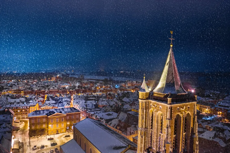 Met sneeuw bedekte huizen in Gorinchem