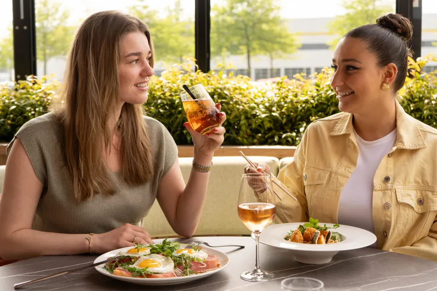 Lunch op het terras van Van der Valk Hotel Gorinchem-A15