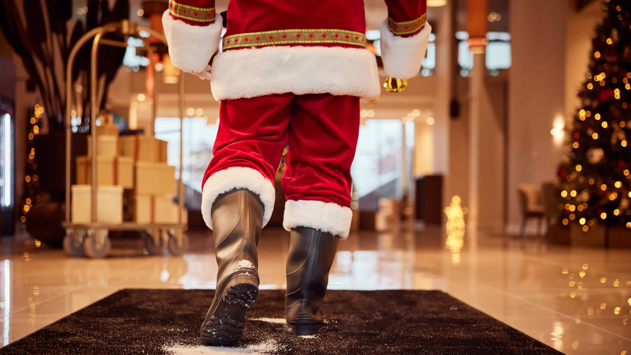 Santa Claus walks into the lobby of Van der Valk Hotel Gorinchem-A15