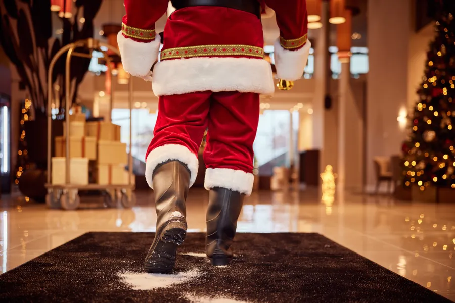 Kerstman loopt de lobby van Van der Valk Hotel Gorinchem-A15 binnen