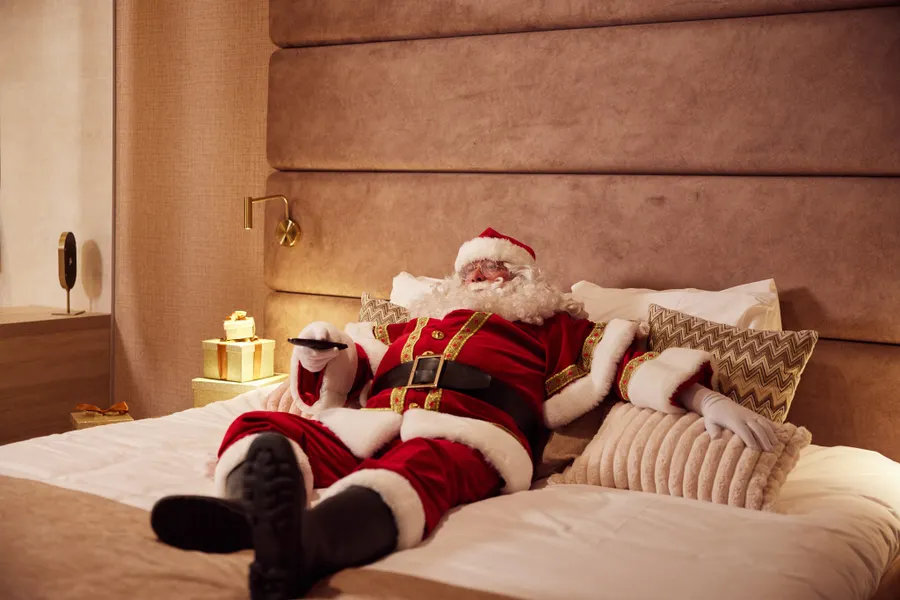Kerstman ligt op bed in de Wellness Suite van Van der Valk Hotel Gorinchem-A15