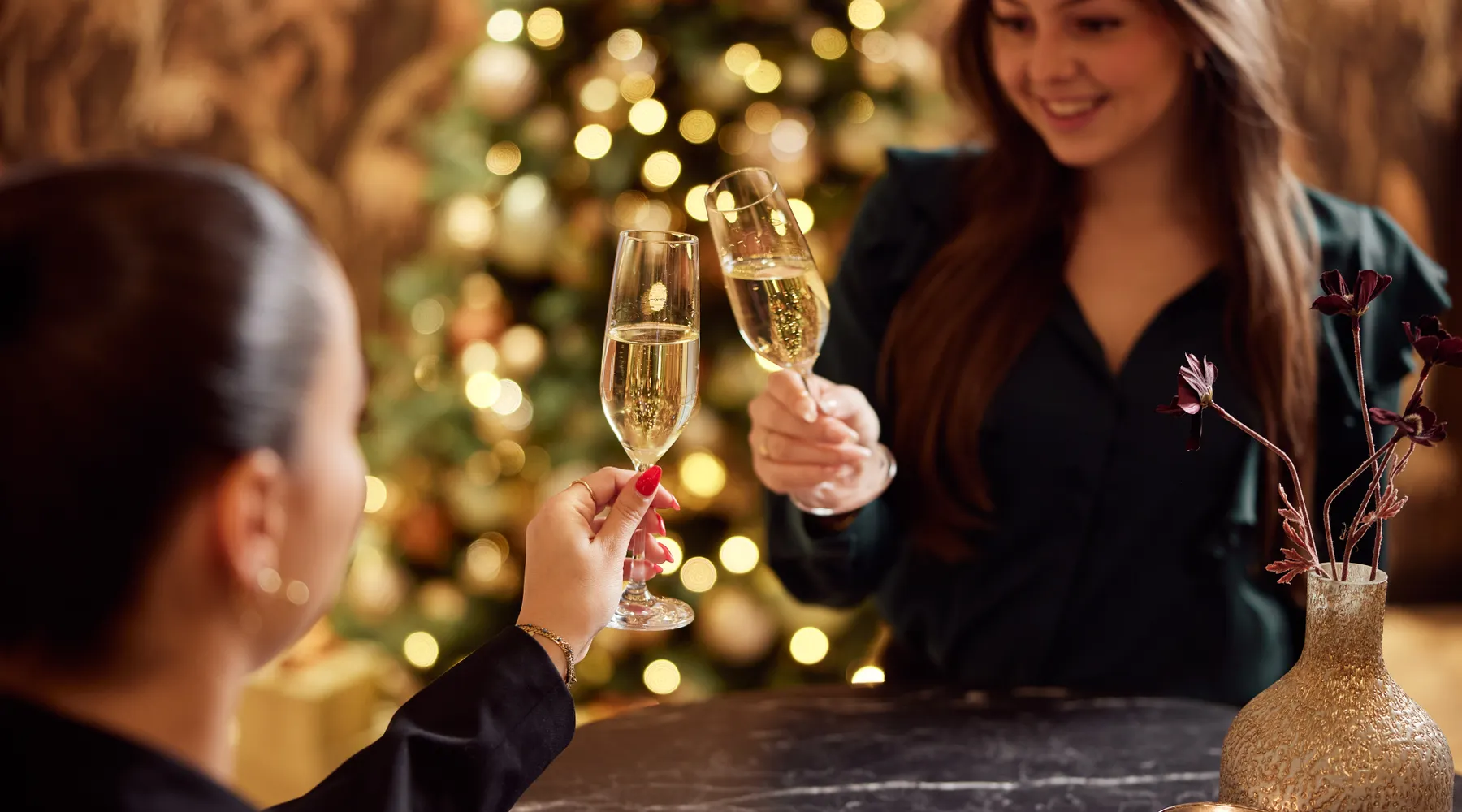 Twee dames prootsen met champagne
