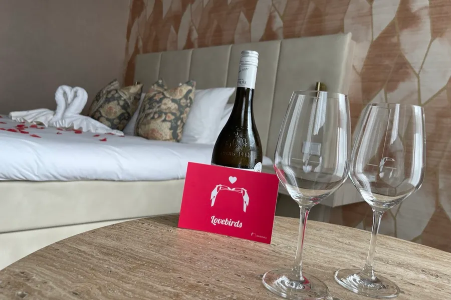 Romantische versiering om een hotelkamer van Van der Valk Hotel Gorinchem-A15
