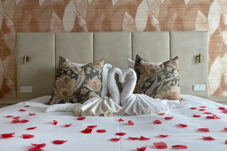 Romantische versiering op bed van Van der Valk Hotel Gorinchem-A15