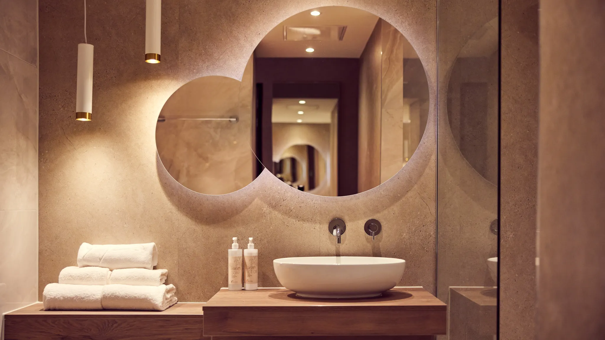Lavabo avec miroirs ronds dans la salle de bains d'une chambre de l'hôtel Van der Valk à Gorinchem-A15