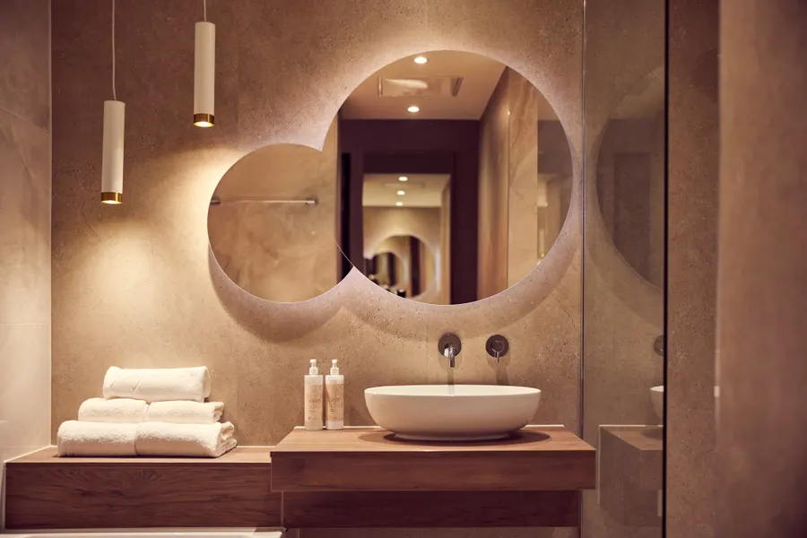Wastafel met ronde spiegels in de badkamer van een comfort kamer bij Van der Valk Hotel Gorinchem-A15