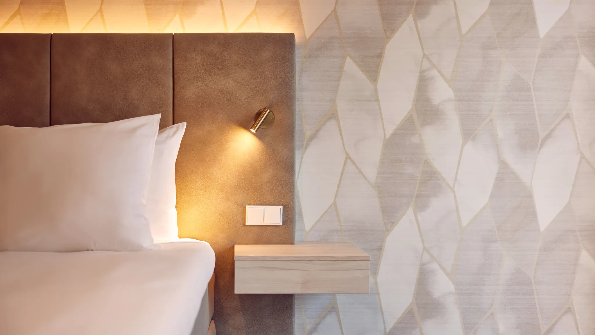 Lit confortable fait avec veilleuse à l'hôtel Van der Valk Gorinchem-A15