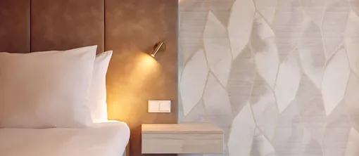 Lit confortable fait avec veilleuse à l'hôtel Van der Valk Gorinchem-A15
