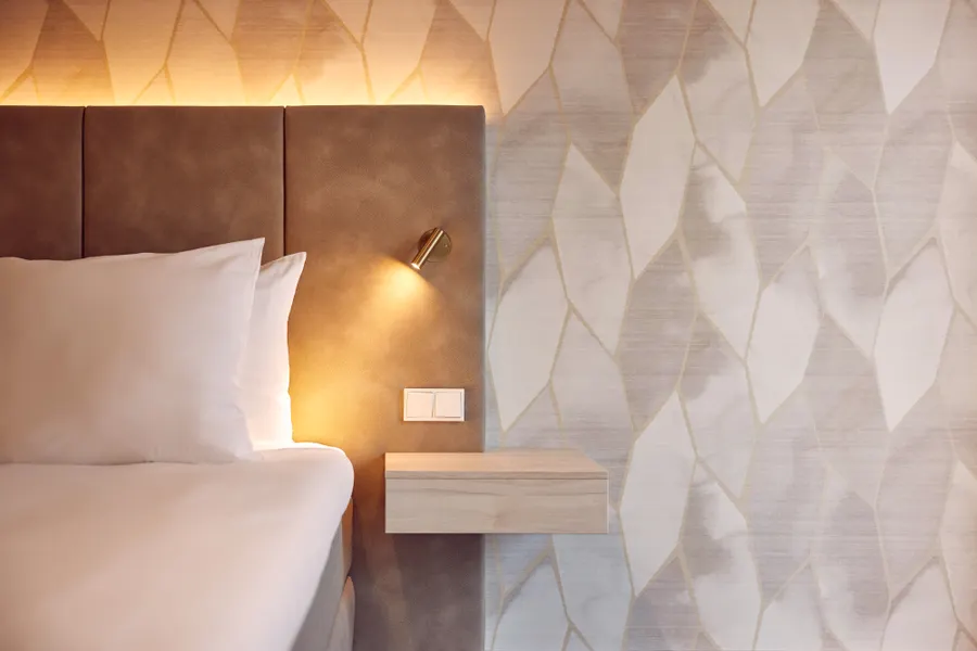 Comfortabel opgemaakt bed met nachtlampje in Van der Valk Hotel Gorinchem-A15