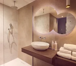 Douche à effet pluie et lavabo moderne dans une chambre confort de l'hôtel Van der Valk Gorinchem-A15