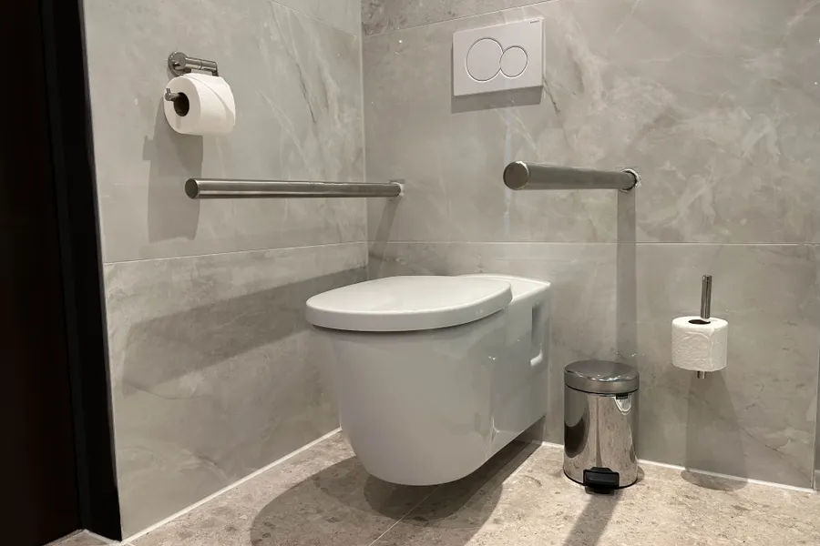 Aangepast toilet met beugels voor extra ondersteuning bij Van der Valk Hotel Gorinchem-A15