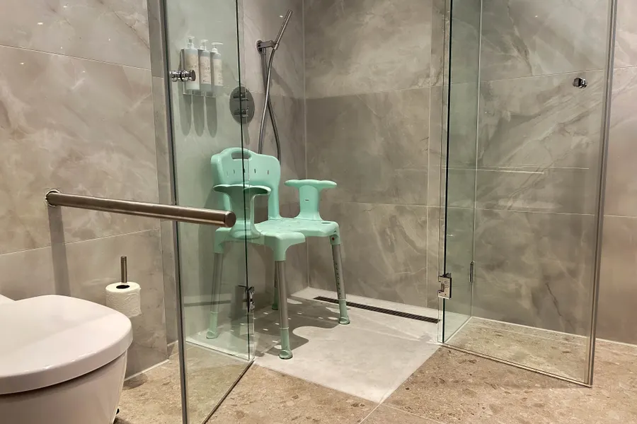 Aangepaste badkamer met inloopdouche en toiletbeugels bij Van der Valk Hotel Gorinchem-A15