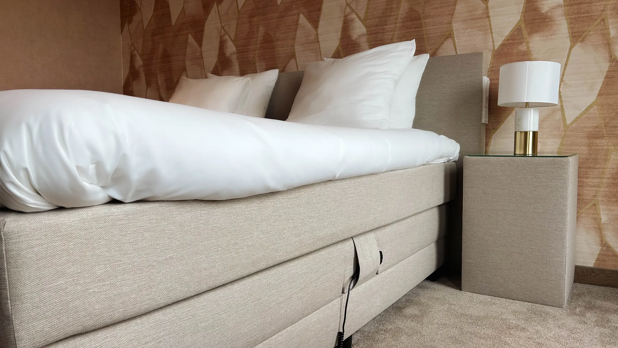 Lit à réglage électrique dans une chambre accessible aux personnes handicapées à l'hôtel Van der Valk Gorinchem-A15