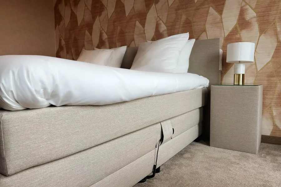 Elektrisch verstelbaar bed in een mindervalidenkamer van Van der Valk Hotel Gorinchem-A15