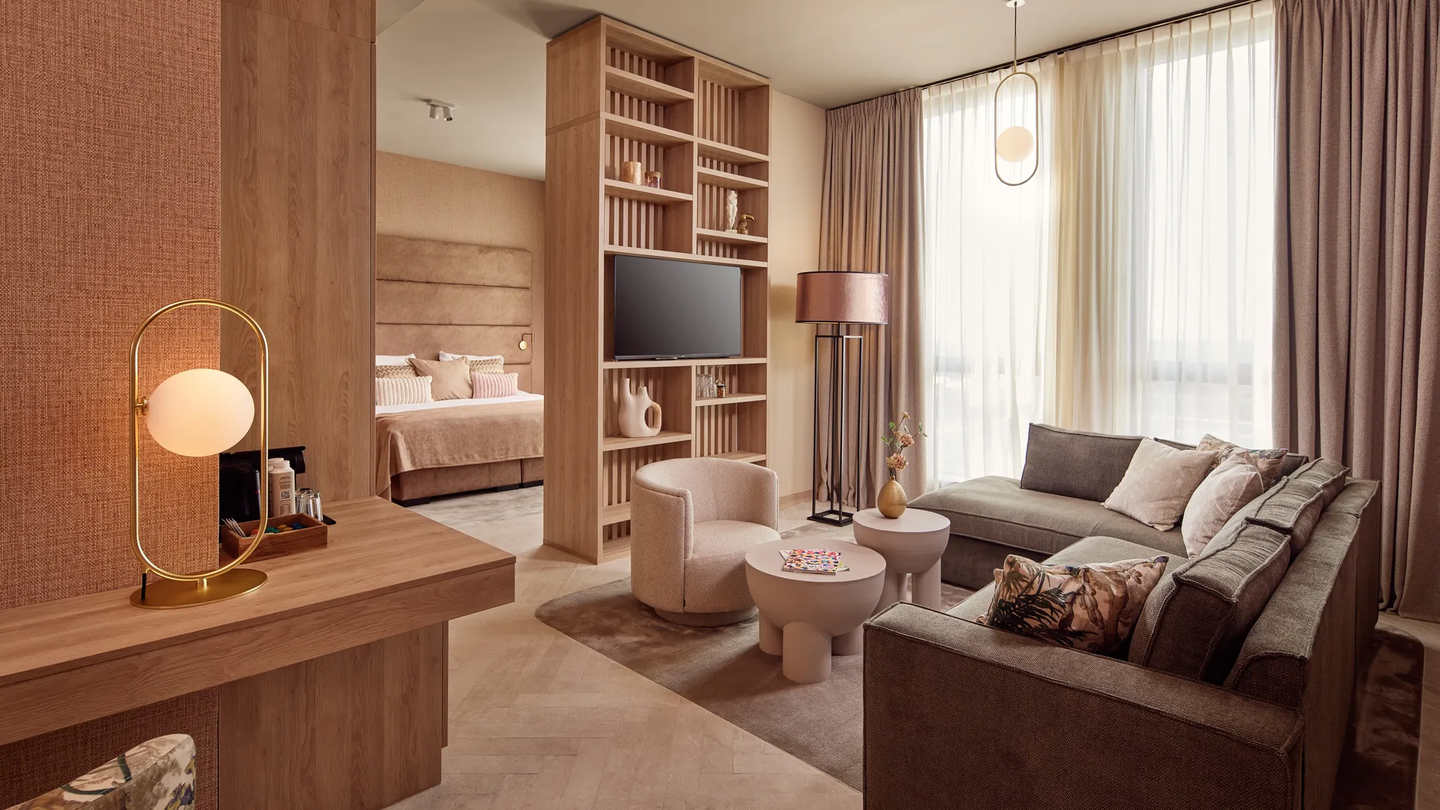 Suite bien-être avec salon confortable et lit double à l'hôtel Van der Valk Gorinchem-A15