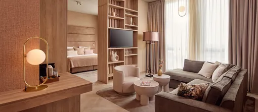 Suite bien-être avec salon confortable et lit double à l'hôtel Van der Valk Gorinchem-A15