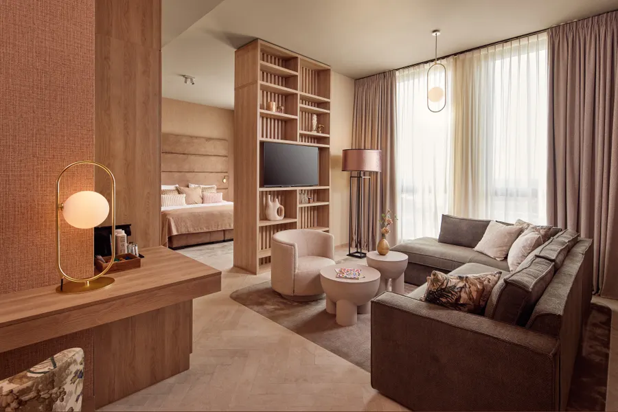 Wellness Suite met een comfortabele woonkamer en tweepersoonsbed bij Van der Valk Hotel Gorinchem-A15